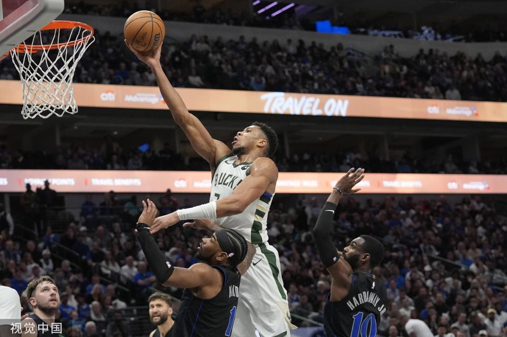 一架洒水飞 一架洒水飞